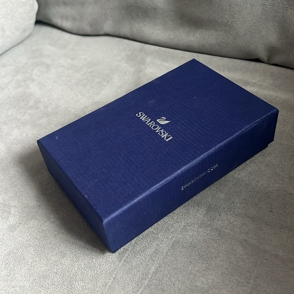 Swarovski Dextera drop earrings
Long, White, Rhodium plated - Picture 11 of 11